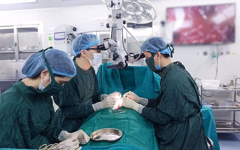 ThS, BS Đinh Hữu Việt thực hiện mổ Micro TESE cho bệnh nhân.