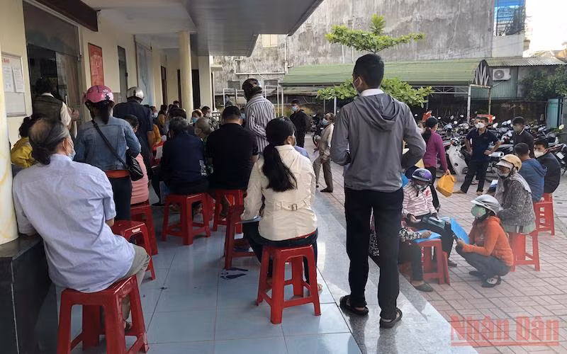 Người dân chờ đợi nộp hồ sơ đất đai tại Bộ phận tiếp nhận và trả kết quả giải quyết thủ tục hành chính thị xã Đức Phổ.