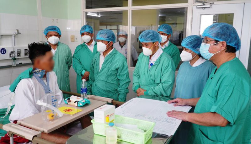 Chủ tịch UBND tỉnh Nguyễn Văn Phương thăm, tặng quà động viên bệnh nhân vừa được ghép tim. (Ảnh: Hiếu - Minh) Tặng bằng khen cho ê-kíp ca ghép tim xuyên Việt đặc biệt -0