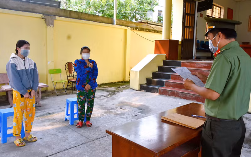 Đối tượng Dương Việt T., (bìa trái) và mẹ ruột tại buổi làm việc với Công an TP Bạc Liêu. (Ảnh Trọng Nguyễn)