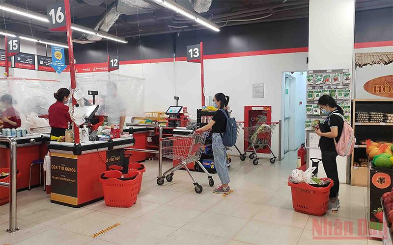 Xếp hàng giãn cách chờ tới lượt tính tiền. a6-1631779858044.jpg