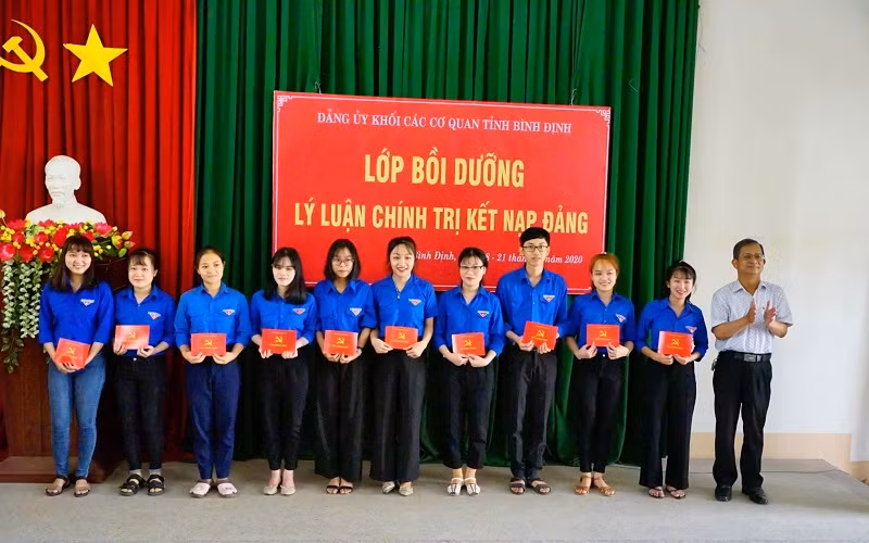 Đảng bộ trường Cao đẳng Bình Định tổ chức lớp bồi dưỡng lý luận chính trị cho Đảng viên mới.