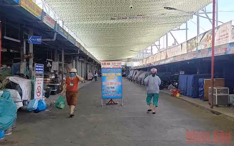 Chợ Cồn phân luồng ra, vào.