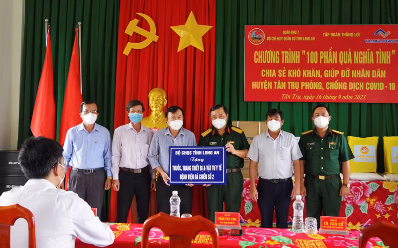 Bộ CHQS tỉnh tặng quà cho 100 hộ gia đình đặc biệt khó khăn tại huyện Tân Trụ, tỉnh Long An. 