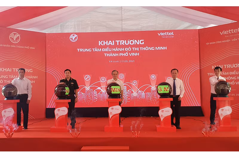 Bấm nút khai trương Trung tâm điều hành đô thị thông minh.