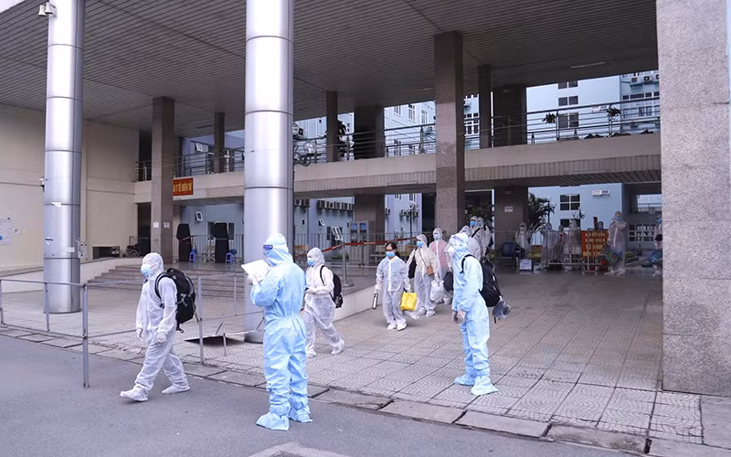 Tất cả người bệnh và người nhà di chuyển sáng nay đều có sức khỏe ổn định và đã được xét nghiệm RT-PCR cho kết quả âm tính Covid-19.