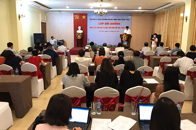 Khai mạc lớp bồi dưỡng phê bình văn học, nghệ thuật