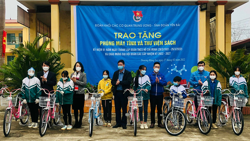 Trao hỗ trợ công trình thanh niên và xe đạp cho học sinh nghèo vượt khó tại xã Thượng Bằng La, huyện Văn Chấn (Yên Bái). Yên Bái khởi động Tháng Thanh niên năm 2022 -0