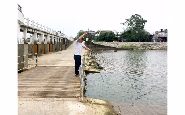 Lấy mẫu quan trắc chất lượng nước trên hệ thống thủy lợi Tả Trạch, tỉnh Thừa Thiên Huế. Ảnh: CTV