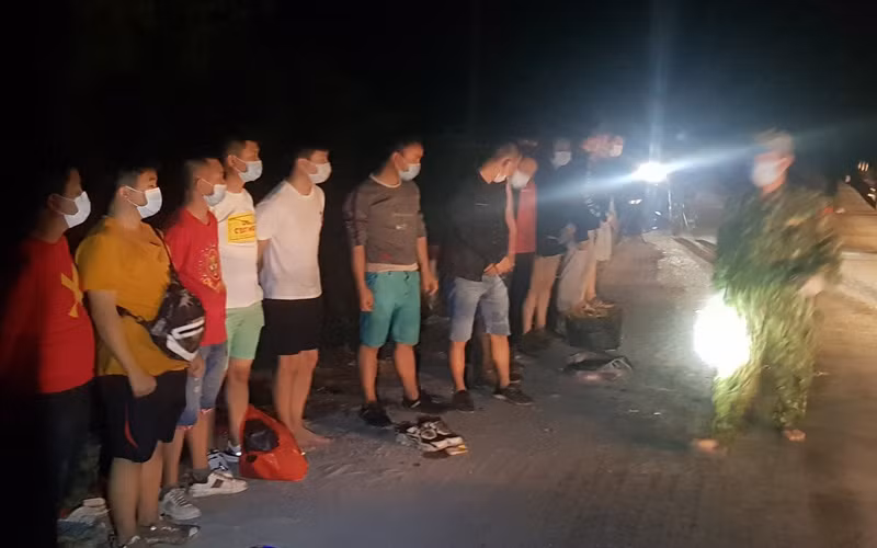 Nhóm 14 người Trung Quốc nhập cảnh trái phép vào Việt Nam đang có ý định xuất cảnh trái phép sang Campuchia thì bị bắt giữ. 