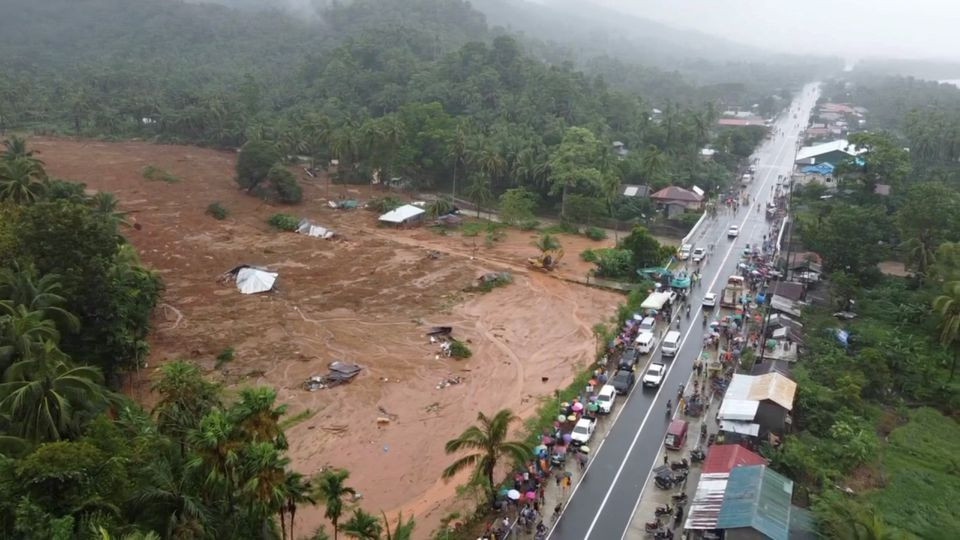 Bão Megi gây sạt lở tại TP Baybay, tỉnh Leyte, Philippines. (Ảnh: Reuters)