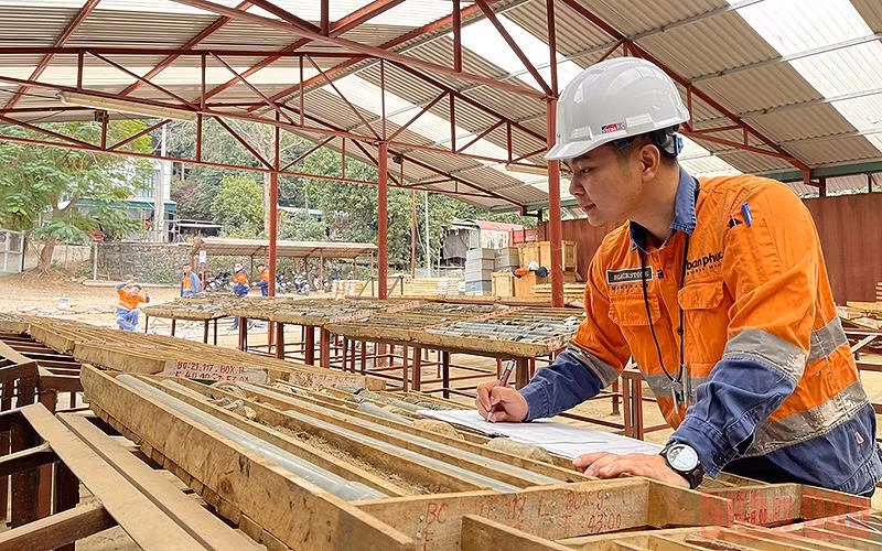 Công nhân lao động tại dây chuyển sản xuất niken ở Bản Phúc, tỉnh Sơn La.