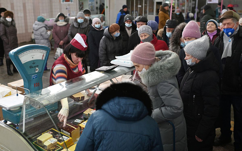 Khách hàng mua sắm bên trong một siêu thị tại Omsk, Nga, ngày 18/2. (Ảnh: Reuters)
