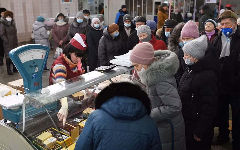 Khách hàng mua sắm bên trong một siêu thị tại Omsk, Nga, ngày 18/2. (Ảnh: Reuters)