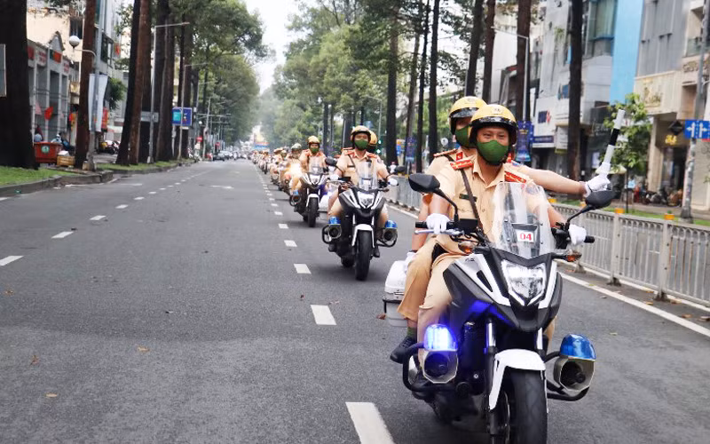 Lực lượng Cảnh sát giao thông tuần tra trên tuyến đường Trần Hưng Đạo sau lễ ra quân.