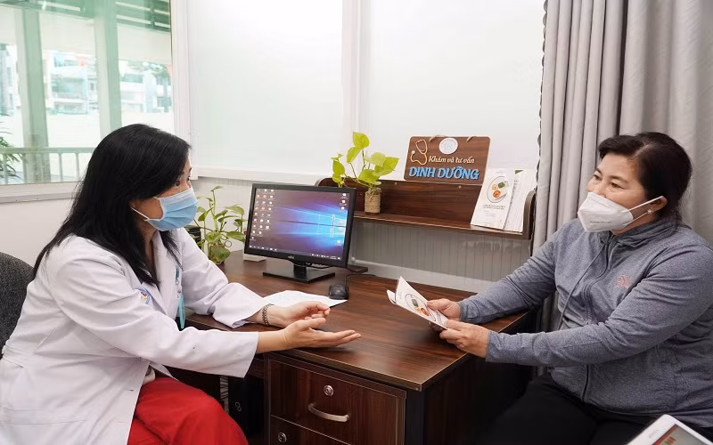 Bác sĩ Bệnh viện Chợ Rẫy tư vấn dinh dưỡng cho bệnh nhân (ảnh Bệnh viện cung cấp).