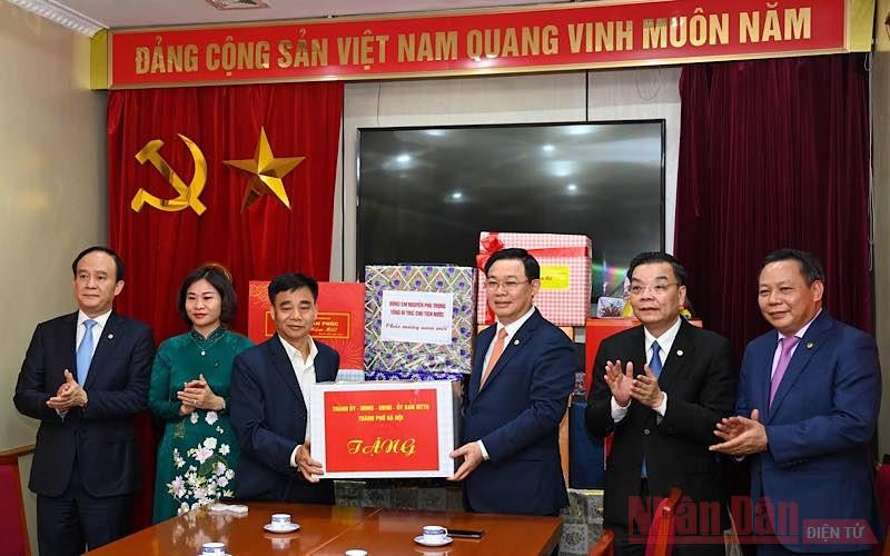 Nhân dịp này, các đồng chí lãnh đạo thành phố đã tặng quà, chúc Tết cán bộ, công nhân viên Ban Quản lý Khu di tích Chủ tịch Hồ Chí Minh. (Ảnh: Duy Linh) Lãnh đạo thành phố Hà Nội dâng hương tưởng nhớ Chủ tịch Hồ Chí Minh -0