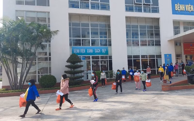 Các bệnh nhân xuất viện ra phương tiện về quê đón Tết.