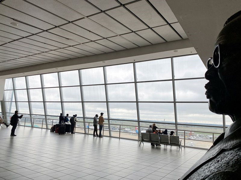 Hành khách chờ chuyến bay tại sân bay quốc tế O. R. Tambo ở Johannesburg, Nam Phi, ngày 27/11/2021. (Ảnh: Reuters) Thêm Đức và Italia phát hiện ca nhiễm biến thể Omicron, Israel đóng cửa biên giới -0