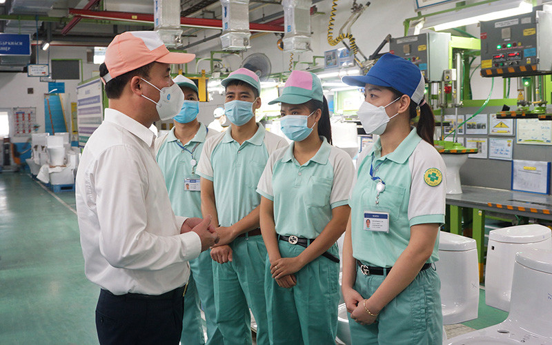 Tổng Giám đốc Bảo hiểm xã hội Việt Nam Nguyễn Thế Mạnh kiểm tra công tác hỗ trợ người lao động tại Công ty TNHH Toto Việt Nam. (Ảnh: VSS) 10 sự kiện nổi bật năm 2021 về bảo hiểm xã hội -0