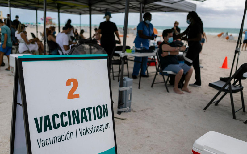 Mọi người tiêm vaccine Covid-19 của hãng Johnson & Johnson tại một trung tâm tiêm chủng lưu động ở South Beach, Florida (Ảnh: TheBangkokPost) “Du lịch tiêm vaccine Covid-19”: có phải đòn bẩy du lịch? -0