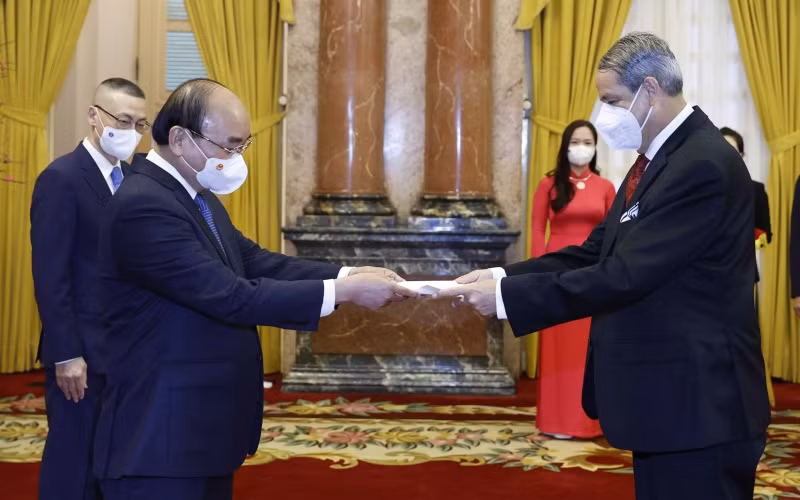 Chủ tịch nước Nguyễn Xuân Phúc nhận Quốc thư của Đại sứ Mexico Alejandro Negrin Munoz. (Ảnh: TTXVN)