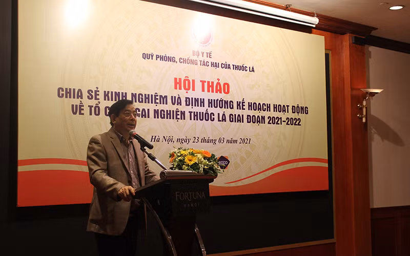 TTND, PGS, TS Lương Ngọc Khuê - Giám đốc Quỹ Phòng chống tác hại thuốc lá, Cục trưởng Cục quản lý Khám, chữa bệnh phát biểu tại hội thảo.