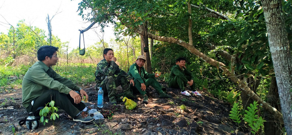 Trong những ngày Tết Nguyên đán Nhâm Dần 2022 và thời kỳ cao điểm của mùa khô Tây Nguyên hiện nay, lực lượng quản lý, bảo vệ rừng Khu Bảo tồn Ea Sô ngày đêm bám sát địa bàn vừa bảo vệ, ngăn chặn các đối tượng phá rừng, vừa phòng, chống cháy rừng. Nỗ lực giữ “lá phổi” xanh cho Tây Nguyên -0