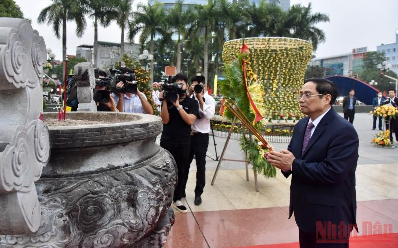 Thủ tướng thắp hương tại Tượng đài Anh hùng dân tộc Lê Lợi. (Ảnh: Trần Hải) DSC_1237-1643029461665.jpg