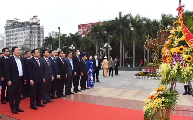 Thủ tướng thắp hương tại Tượng đài Anh hùng dân tộc Lê Lợi. (Ảnh: Trần Hải) DSC_1230-1643029461276.jpg