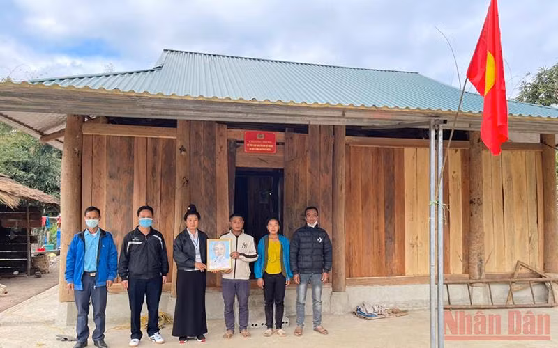 Lãnh đạo xã Pú Hồng, huyện Điện Biên Đông trao nhà, ảnh Bác Hồ cho hộ nghèo ở bản Phiêng Muông, xã Pú Hồng.