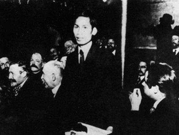 Nguyễn Ái Quốc tại Đại hội lần thứ XVIII của Đảng Xã hội Pháp ở Tua, tháng 12-1920.