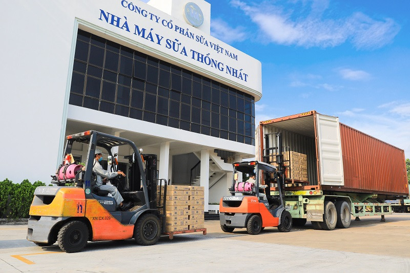 Những container sữa đặc đã sẵn sàng“xuất ngoại” trong những ngày Tết Nguyên đán đang đến gần. Vinamilk xuất khẩu sữa hạt và sữa đặc sang Trung Quốc -0