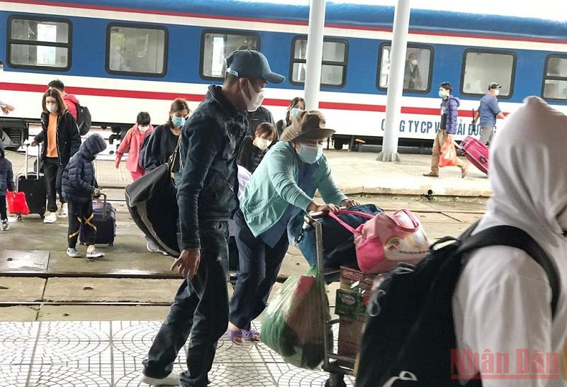 Người dân xuống Ga Đà Nẵng trưa mùng 5 Tết. Người dân trở lại Đà Nẵng ngày mùng 5 Tết -0