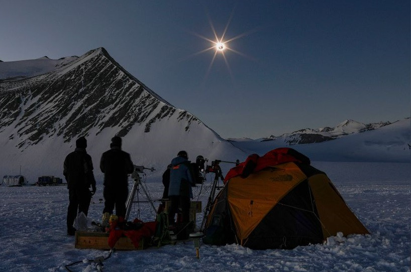 Các nhà khoa học Chile và Mỹ đang xem nhật thực từ sông băng Union ở Nam Cực vào ngày 4/12. Ảnh: Imagen Chile. Nhật thực toàn phần hiếm hoi ở Nam Cực -0