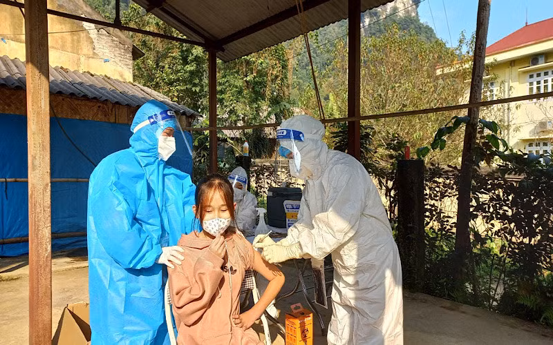 Tiêm vaccine cho trẻ từ 12-15 tuổi ở huyện Lâm Bình.