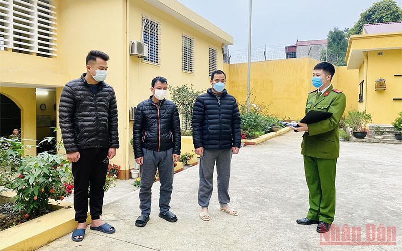 Ba đối tượng đưa và nhận hối lộ bị công an tỉnh bắt tạm giam để làm rõ vụ án.