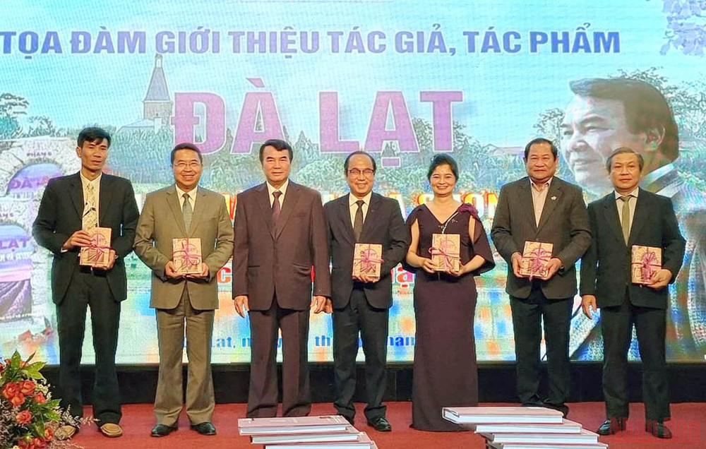 Tác giả tặng sách cho đại diện các cơ quan, đơn vị và thành phố Đà Lạt. “Đà Lạt mùa màu tím và sương” qua kiến giải của Kỷ lục gia-Tiến sĩ Phạm S -0