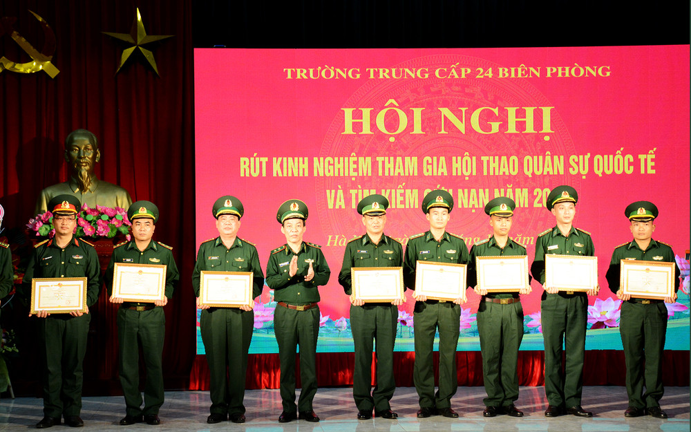 Trung tướng Đỗ Danh Vượng, Bí thư Đảng ủy, Chính ủy BĐBP trao tặng Bằng khen của Bộ Tư lệnh BĐBP cho các cá nhân có thành tích xuất sắc trong tham gia Hội thao Quân sự quốc tế và tìm kiếm cứu nạn năm 2020 Long-form: Vũ khí đặc biệt của những chiến sĩ mang
