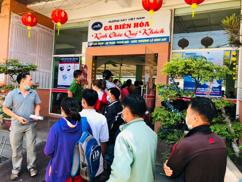 Người dân xếp hàng làm thủ tục trả vé tàu Tết trong ga Biên Hòa. (Tin đề nghị ghép với tin trả vé ở TP Hồ Chí Minh) Người dân xếp hàng nhiều tiếng đồng hồ mới trả được vé tàu Tết -0
