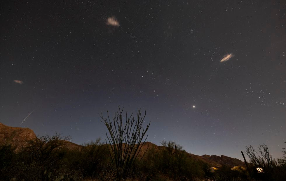 Hình ảnh tỏa sáng của mưa sao băng Perseid 2020