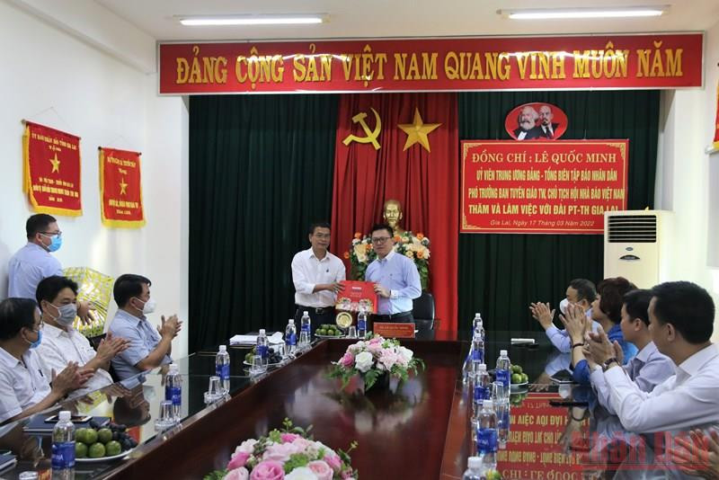 Đồng chí Lê Quốc Minh trao quà lưu niệm tặng Đài Phát thanh-Truyền hình tỉnh Gia Lai. Đoàn công tác Báo Nhân Dân làm việc tại tỉnh Gia Lai -0