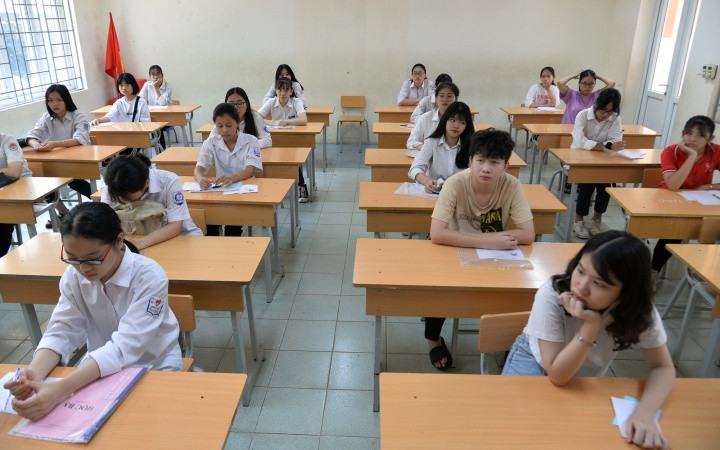 Thí sinh nghe phổ biến quy chế thi sinh tại điểm thi Trường THCS Đền Lừ (quận Hoàng Mai). 5_3-1594888506439.jpg