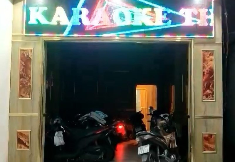 Quán karaoke vi phạm quy định phòng, chống dịch.