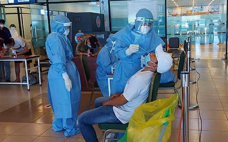 Lấy mẫu xét nghiệm SARS-CoV-2 ngẫu nhiên cho hành khách tại sân bay Đồng Hới