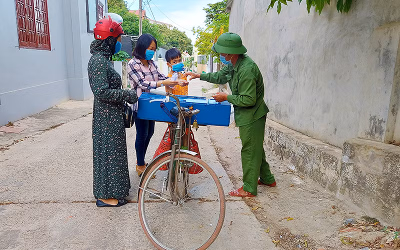 Ông Phạm Văn Lương bán kẹo kéo cho khách.