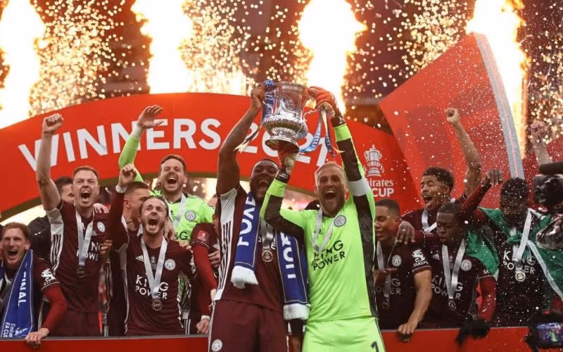 Các cầu thủ Leicester City nâng cao chiếc Cúp FA đầu tiên trong lịch sử đội bóng. (Ảnh: Getty Images)