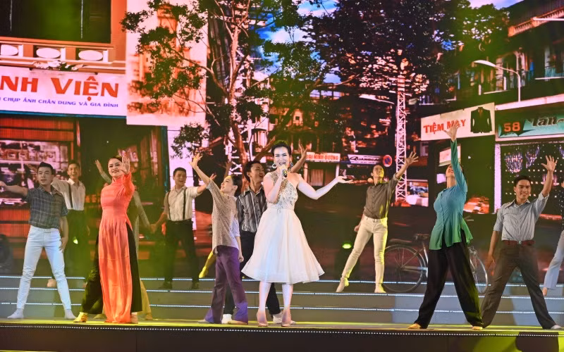 Ca sĩ Võ Hạ Trâm trình bày ca khúc “Ơi cuộc sống mến thương”; sáng tác: Nguyễn Ngọc Thiện.