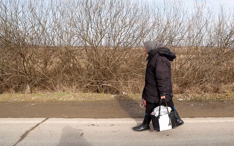 Người phụ nữ rời Ukraine đến Hungary, sau khi Nga triển khai chiến dịch quân sự tại miền đông Ukraine. (Ảnh: Reuters)