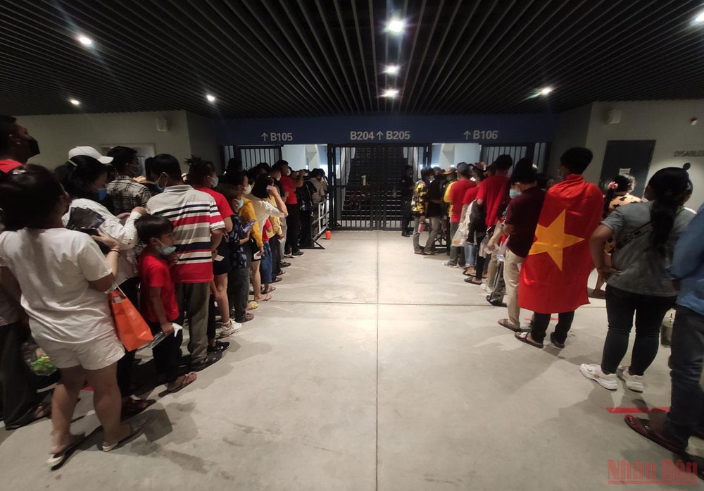 Rất nhiều cổ động viên Việt Nam xếp hàng vào xem trận chung kết. Không khí trước trận chung kết U23 Đông Nam Á 2022 -0